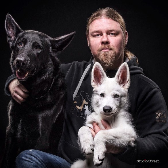 Karvanaagalleria: musta Lex, punainen Petri ja valkoinen Laku. (Kuva: Marko Koivuporras/Studio Street)