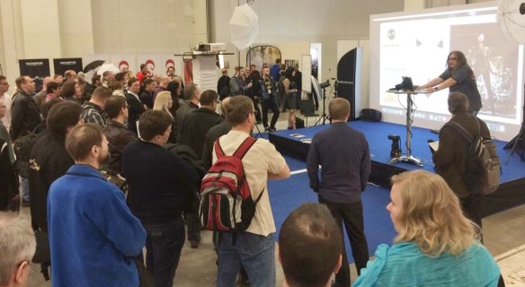 Onnistuneen esityksen resepti on hyvännäköinen malli, välähtelevät salamat ja muka-järkevä kertoja. (Kuva: Henri Juvonen with iPhone)