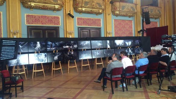 Ohessa jyry ihmettelemässä VPL videota. (Kuva: Tiina Haring)