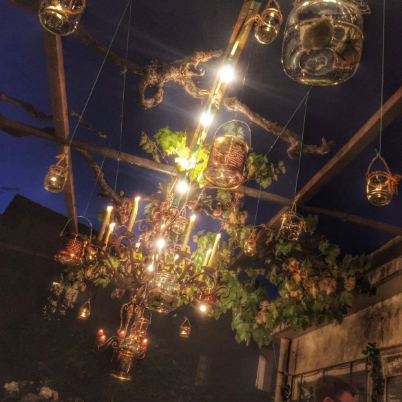 Kotoisempaa ja kauniinpaa juhlapaikkaa ei voisi löytyä, kuin #lamaisondelulu n takapiha piilossa kaikelta...